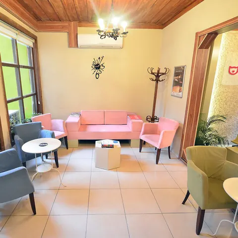 Pencere önündeki renkli koltuklar ve bekleme alanı