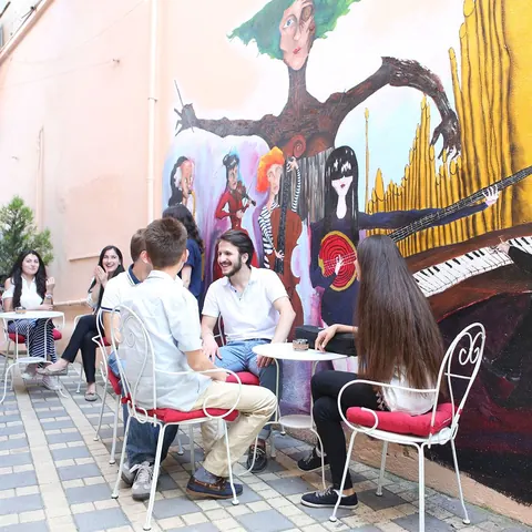 Duvar resmi önündeki açık alanda bir araya gelen öğrenciler