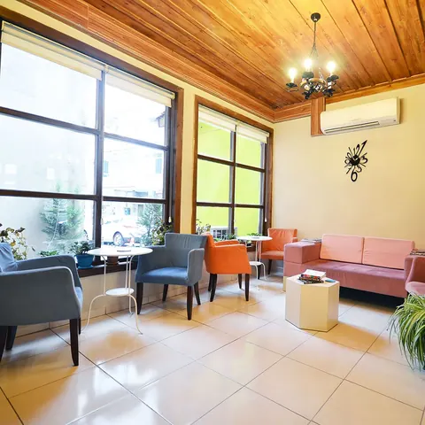 Geniş pencereli oturma ve bekleme alanı