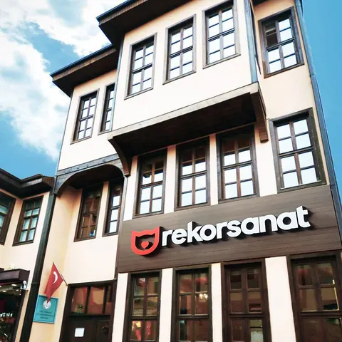 Rekor Sanat tabelası ve kurs binasının pencereleri