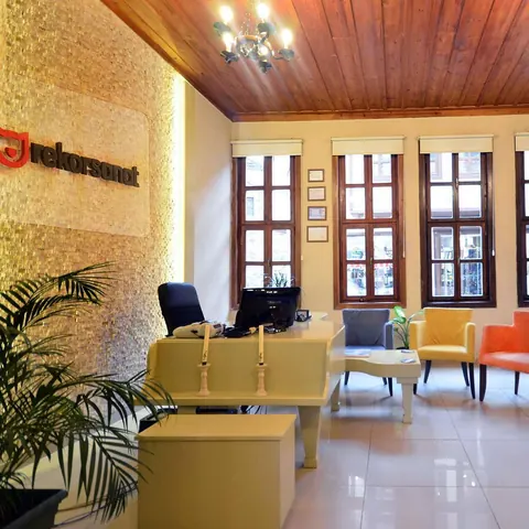 Ahşap tavanlı bekleme alanı