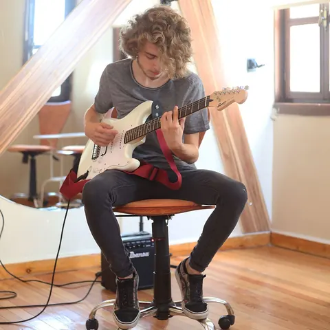 Elektro gitar dersindeki çalma çalışması