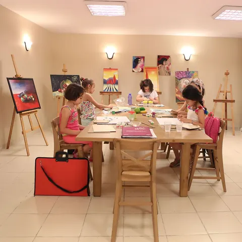 Şövalyelerin ve çalışma masasının bulunduğu çocuk resim sınıfı