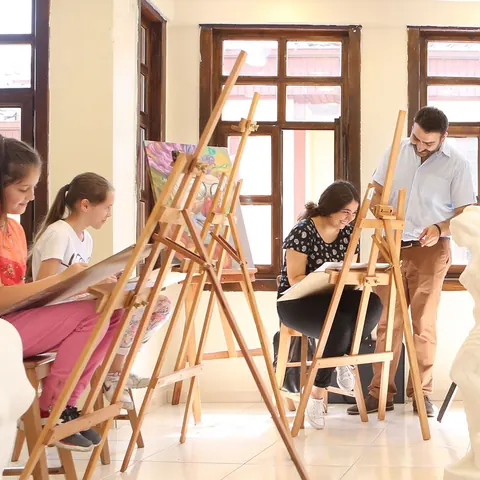 Öğretmen eşliğinde şövalyede resim çalışması