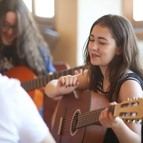 Klasik gitar dersinde öğretmen ve öğrenci