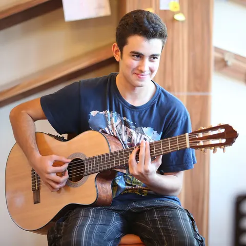 Klasik gitar çalan öğrenci