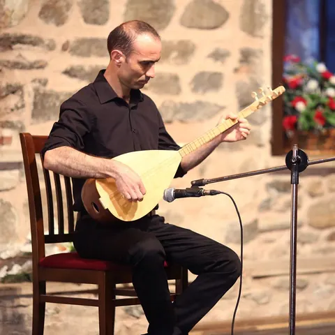 Bağlama çalan müzisyen