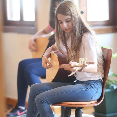 Bağlama dersindeki öğrenci