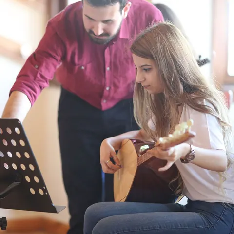 Öğretmen eşliğinde bağlama dersi