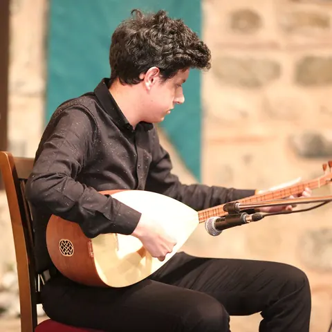 Taş duvar önünde bağlama çalışması