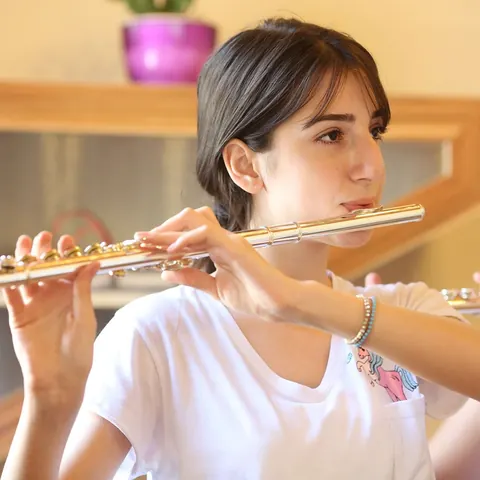 Yan flüt dersinde yakın plan çalışma