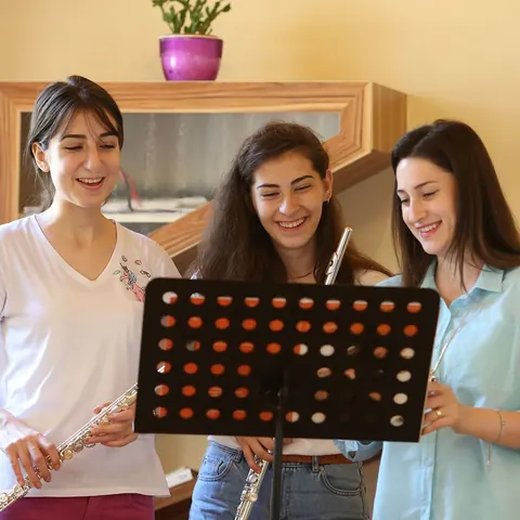 Nota sehpası başında yan flüt çalışması