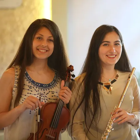 Keman ve yan flütleriyle iki öğrenci