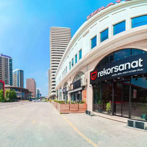 Rekor Sanat'ın cadde üzerindeki şube girişi
