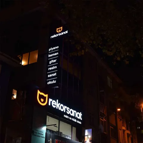 Rekor Sanat tabelasının akşam görünümü