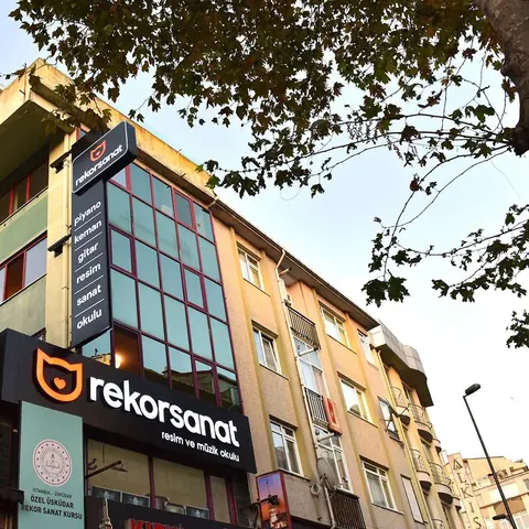 Rekor Sanat kurs binasının sokaktan görünümü