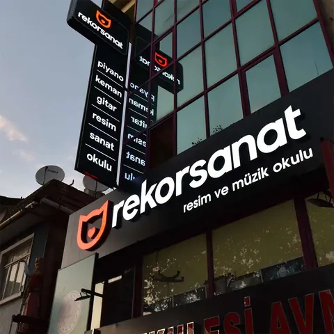 Rekor Sanat tabelası ve bina cephesi