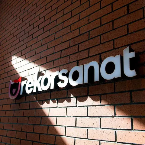 Tuğla duvar üzerindeki Rekor Sanat logosu