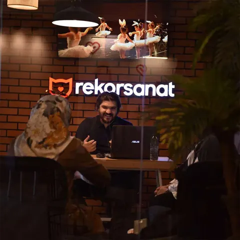 Karşılama masasında görüşme