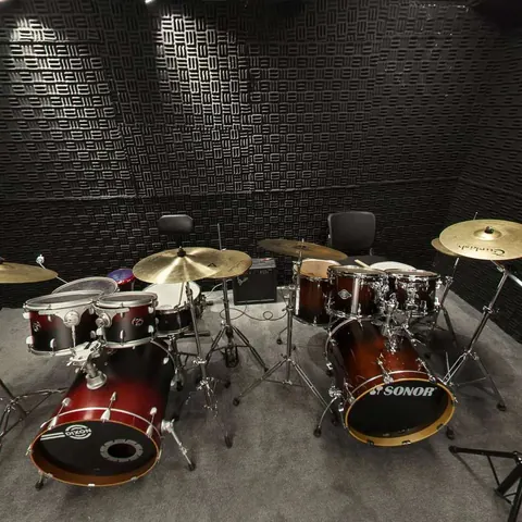 Akustik düzenlemeli bateri sınıfı