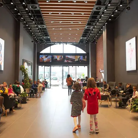 Kursun giriş alanında birlikte yürüyen çocuklar