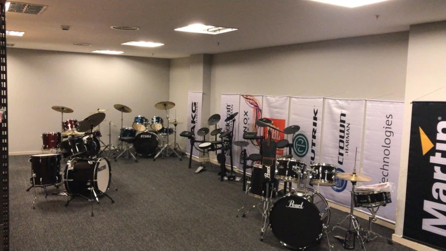 Rekor Müzik mağazasının bateri ve davul bölümü