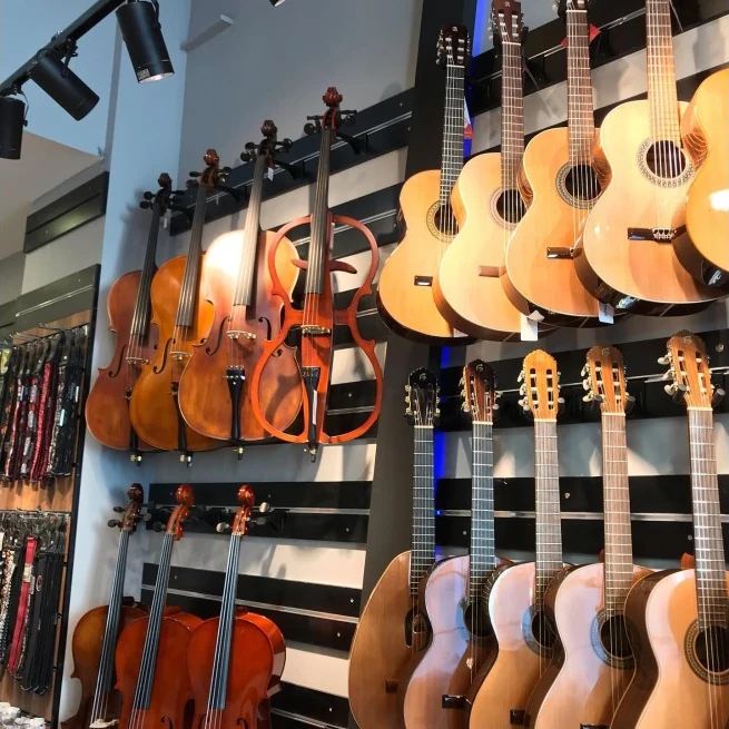Rekor Müzik mağazasında farklı klasik ve akustik gitarların sergilendiği duvar