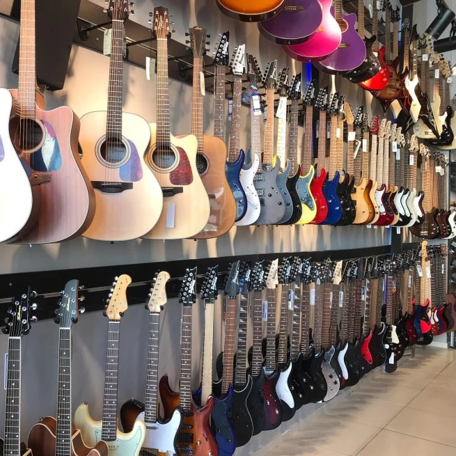 Rekor Müzik mağazasında sergilenen klasik, akustik ve elektro gitarlar
