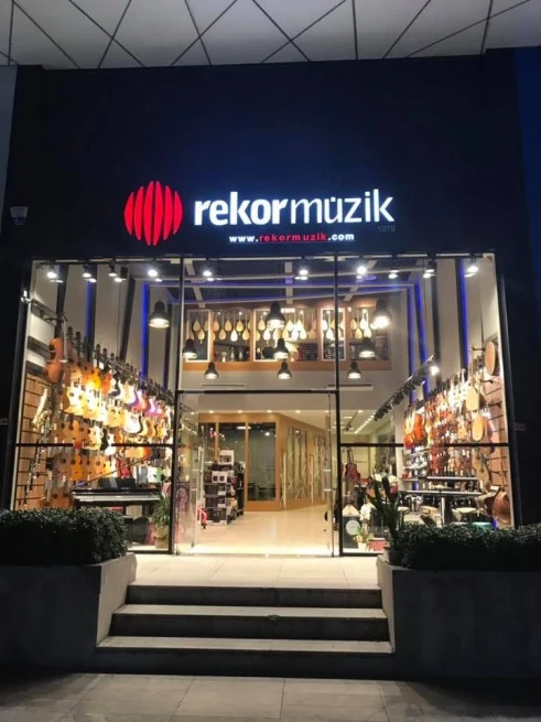 Rekor Müzik Nilüfer mağazasının ışıklı tabelası ve giriş kapısı