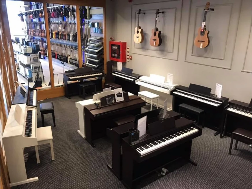 Rekor Müzik Nilüfer mağazasında piyano ve gitarların bulunduğu bölüm