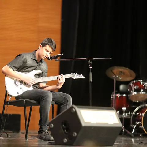 Sahnede elektro gitarla solo performans