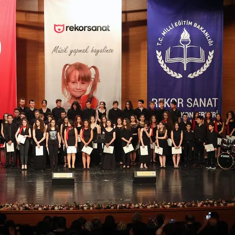 Öğrenci konseri sonunda sahnede toplu hatıra fotoğrafı