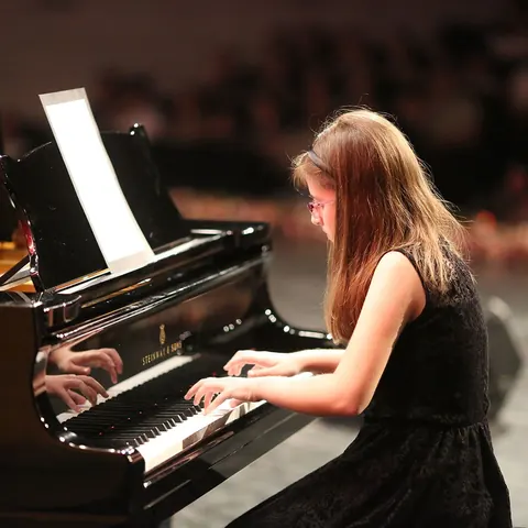 Kuyruklu piyanoda öğrenci performansı