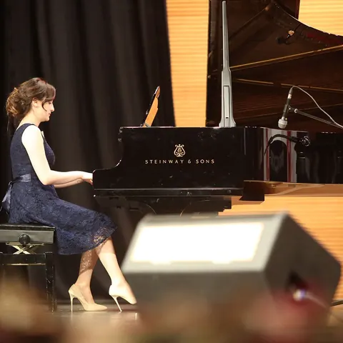 Konser sahnesinde kuyruklu piyano performansı