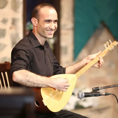 Öğrenci konserinde bağlama performansı