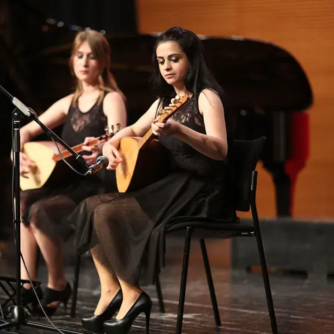 İki bağlamayla birlikte sahne performansı