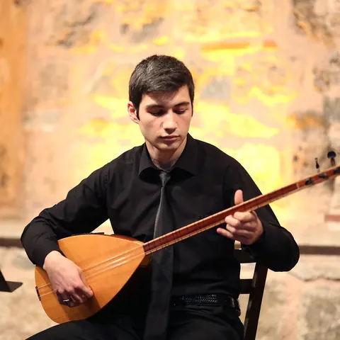 Bağlama ile solo sahne performansı