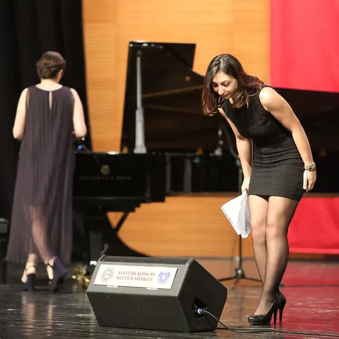 Şan performansı sonrasında seyirciyi selamlama