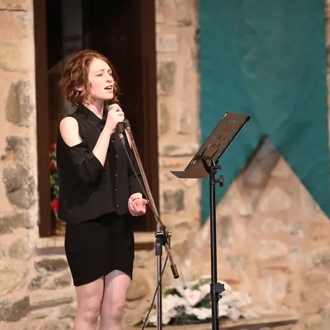 Mikrofon başında solo şan performansı