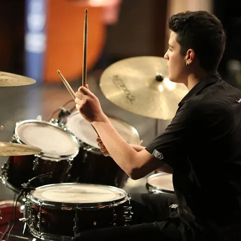 Öğrenci konserinde bateri performansı