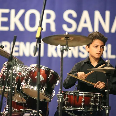Çocuk öğrencinin bateri performansı