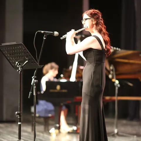 Yan flüt ve piyano ile sahne performansı