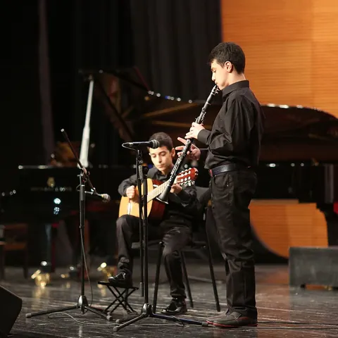 Gitar eşliğinde klarnet performansı