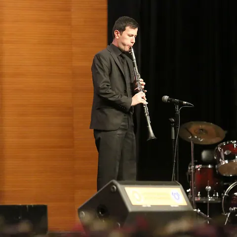 Mikrofon başında klarnet performansı