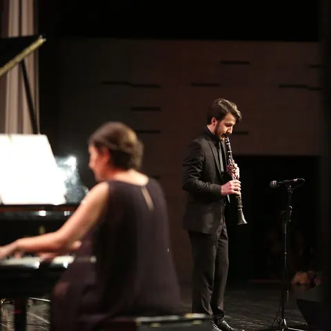Piyano eşliğinde klarnet performansı