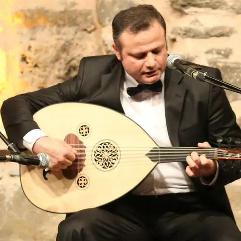 Ud ile solo sahne performansı
