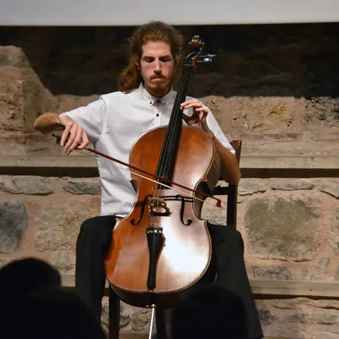 Öğrenci konserinde çello performansı