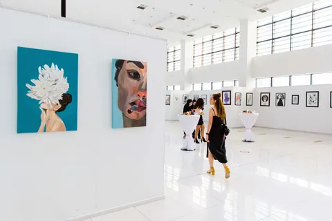 Öğrenci resimlerinin sergilendiği aydınlık salon
