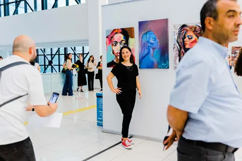 Portre resimlerinin sergilendiği bölümde ziyaretçiler