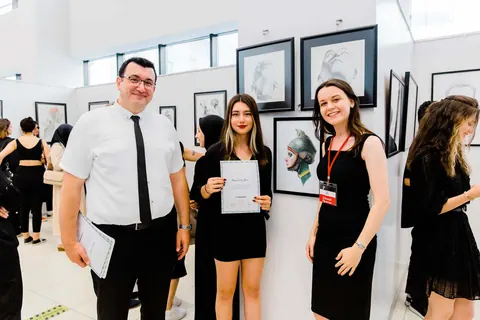 Öğrenci sergisinde belge takdiminin ardından hatıra fotoğrafı